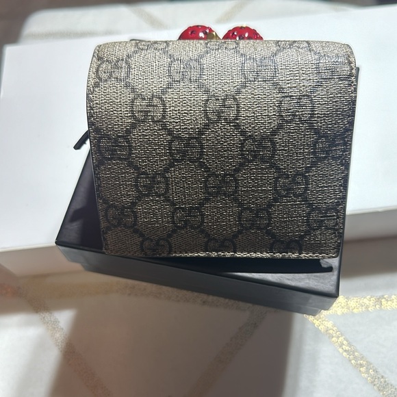 Gucci cherry elegant wallet like new..with box one light crease on the inside - Picture 3 of 14